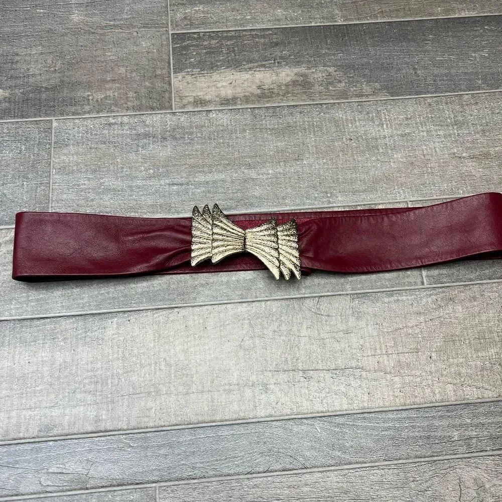 Vintage oxblood women’s Leather Belt w Ribbed stack Bow Buckle. Size Small.